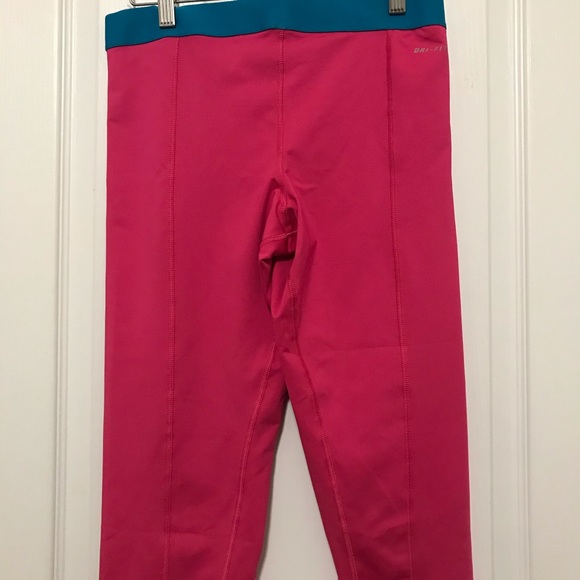 Nike Pro athletic cropped leggings. Size Medium Barbiecore pink - Picture 5 of 8